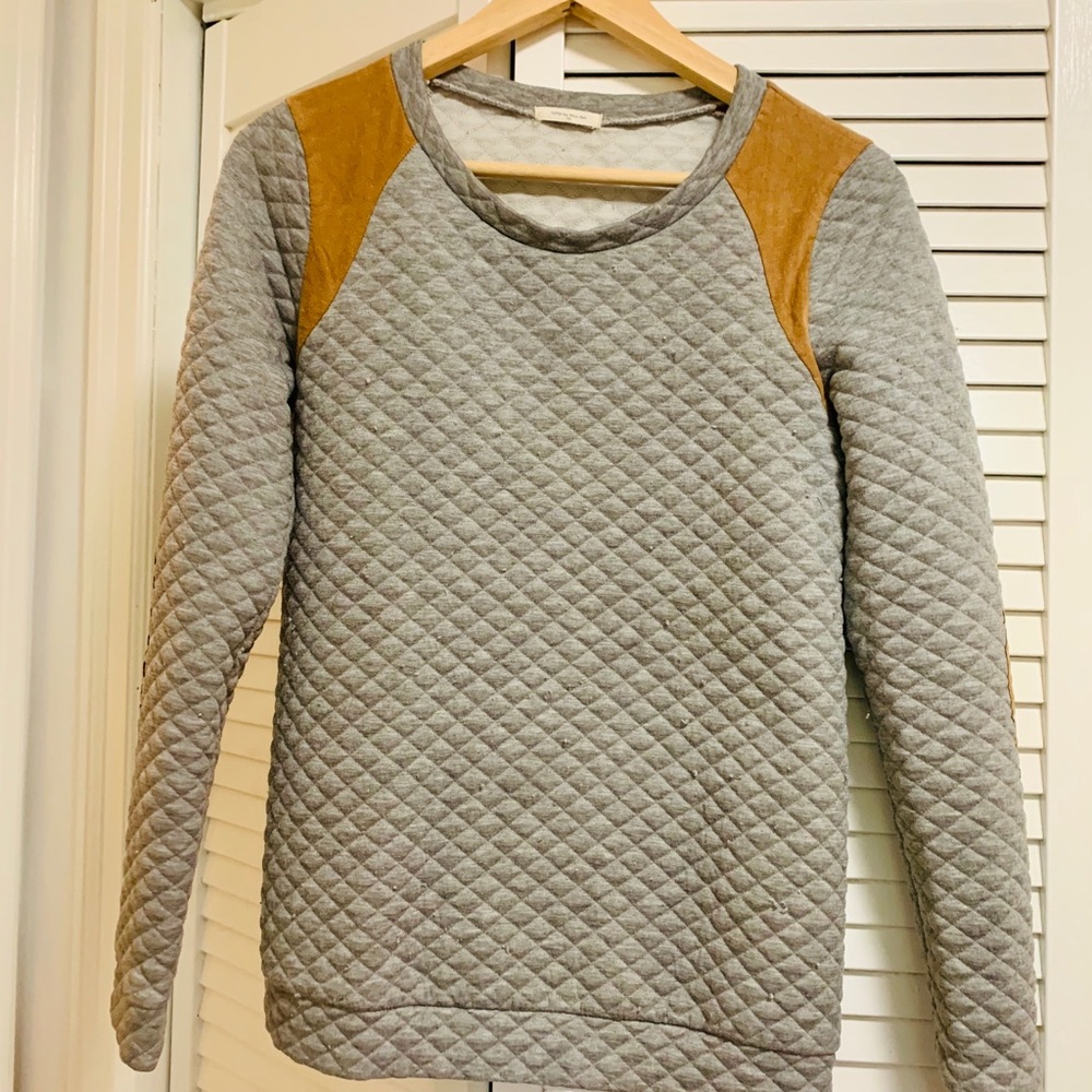 Quilted Gray Sweatshirt w. faux suede patches